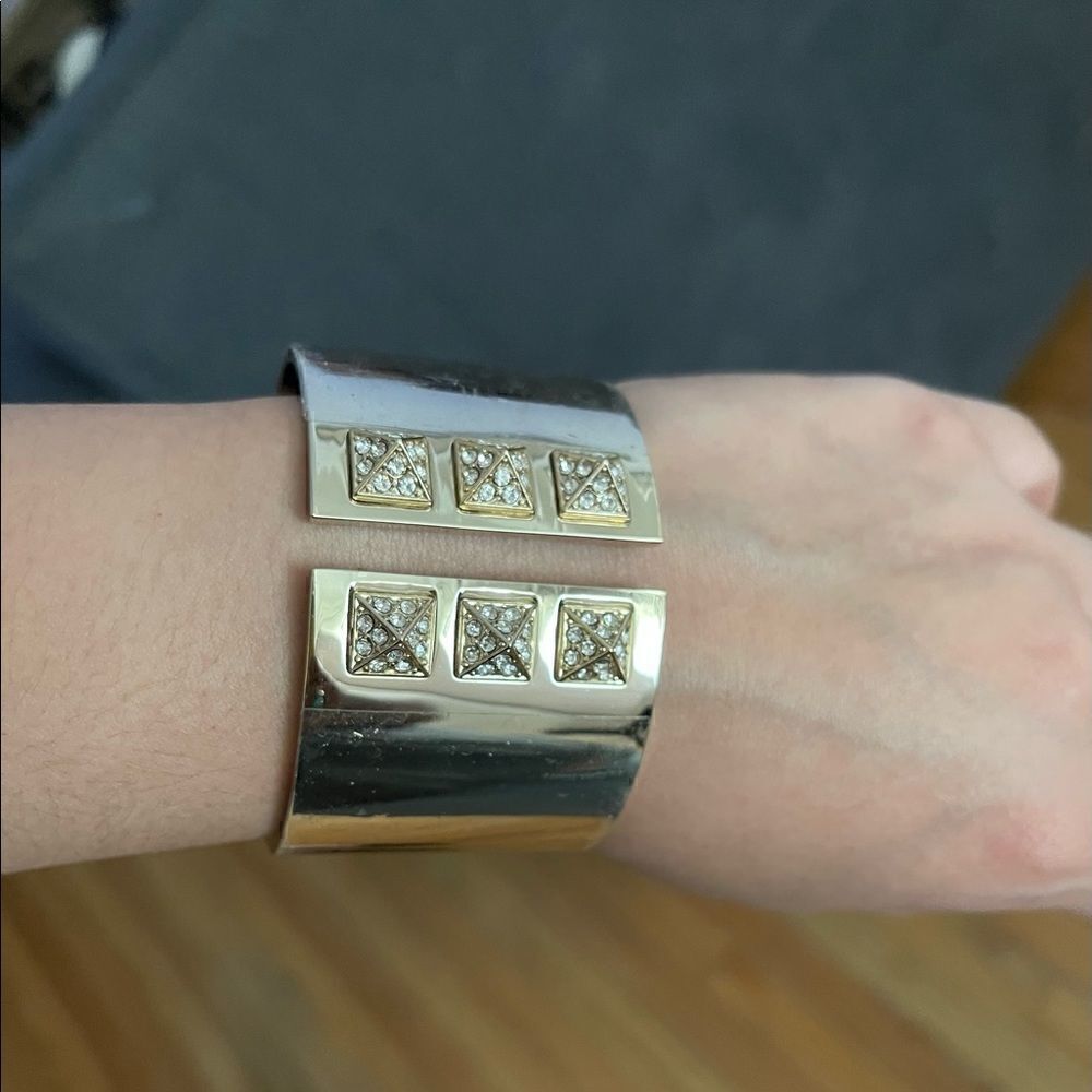 Bangle Victoria secret gold tone